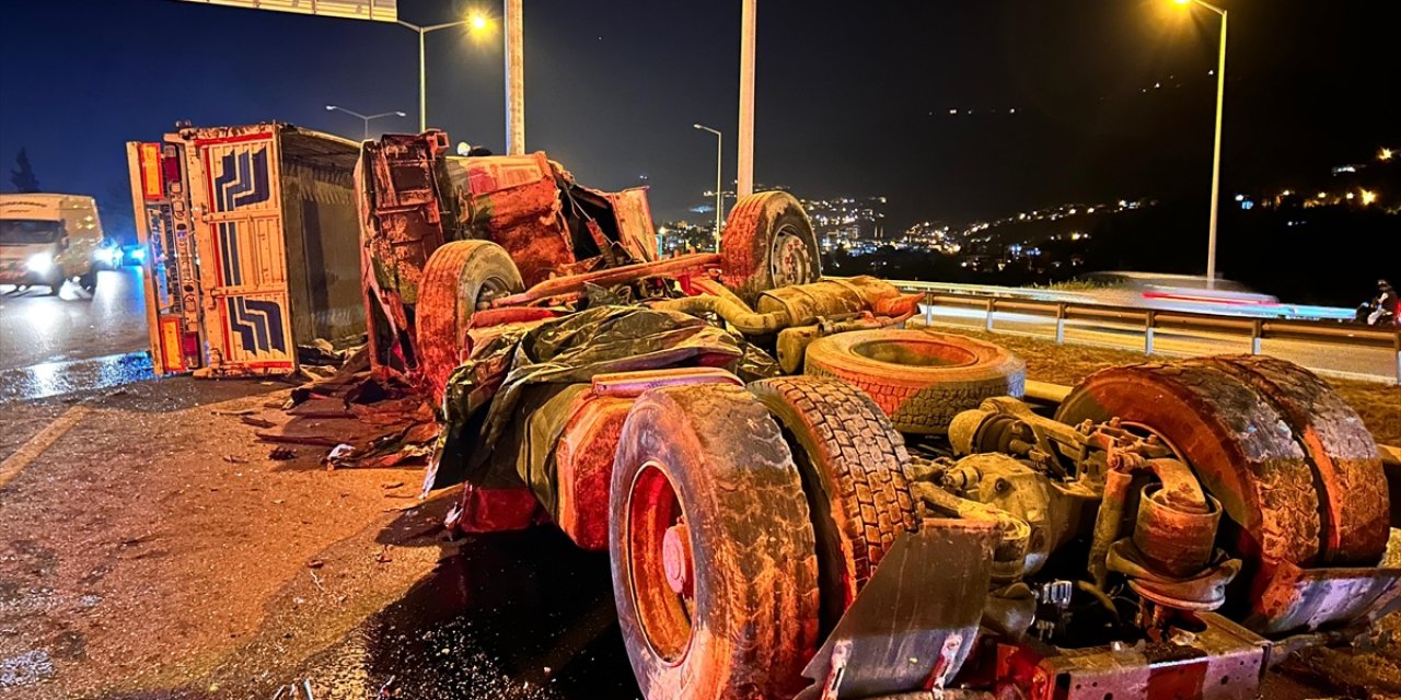 Hatay'da otomobil taşıyan tırın devrilmesi sonucu sürücü yaralandı