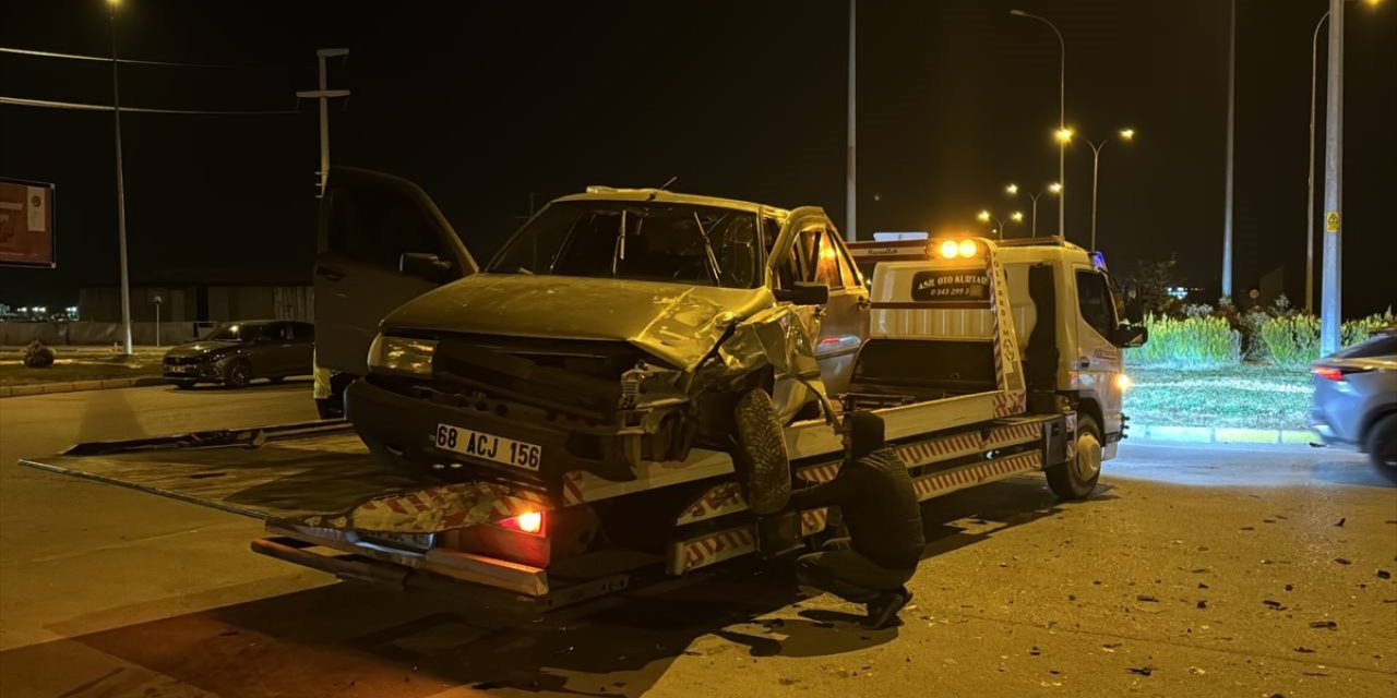 Aksaray'da iki otomobilin çarpıştığı kazada 7 kişi yaralandı