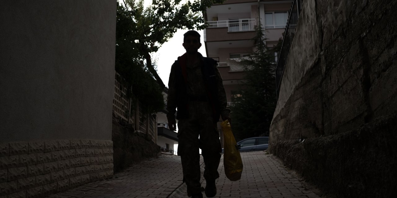 "Sarı Kanarya" adını verdiği kağıt toplama aracıyla hayalindeki kamyon için ter döküyor