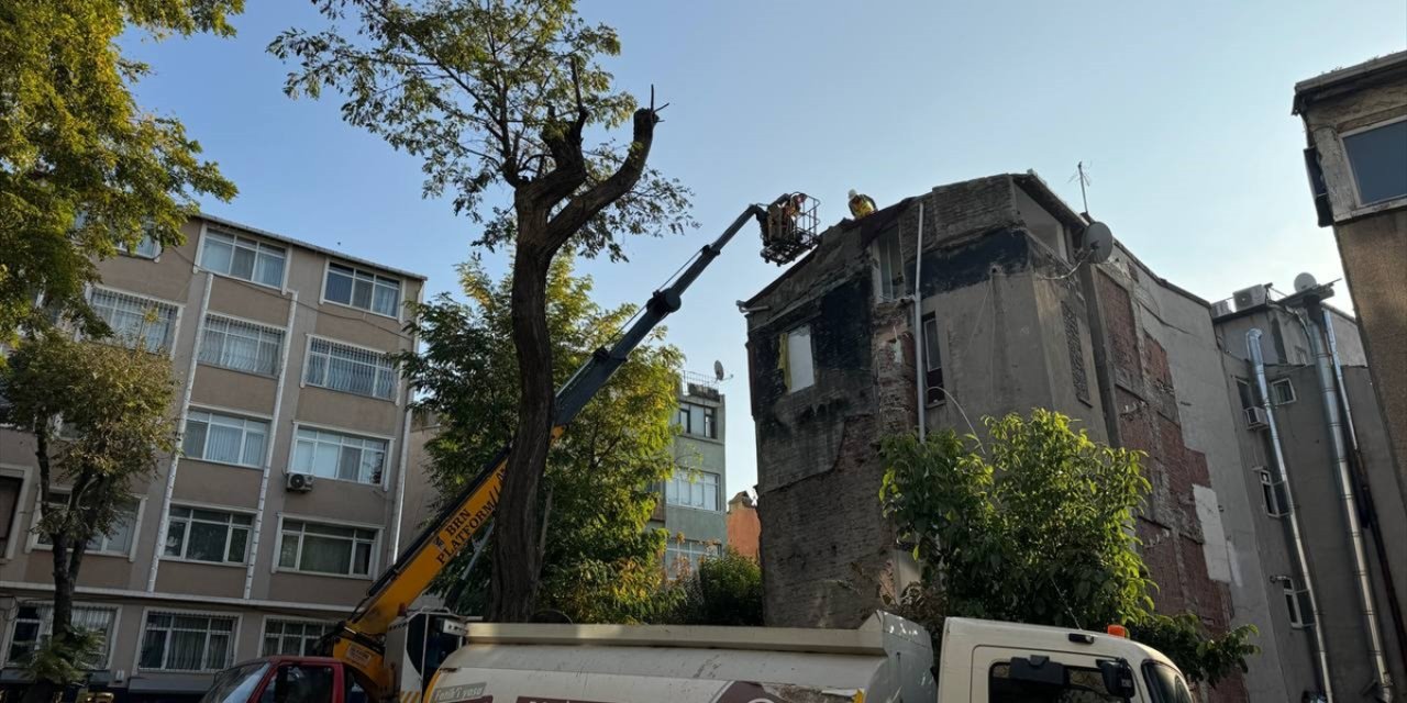 Fatih'te çöken binanın yanındaki zarar gören tarihi yapı yıkılıyor