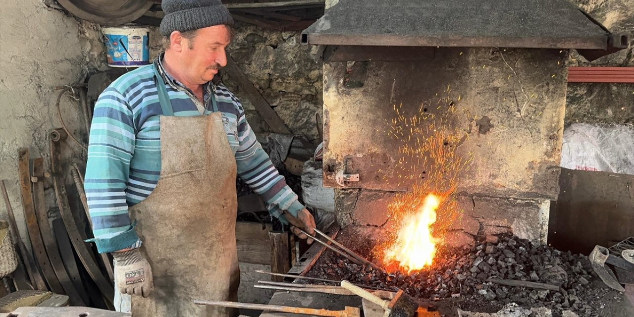 Dedesinin vasiyetini yerine getirmek için 40 yıldır demir dövüyor