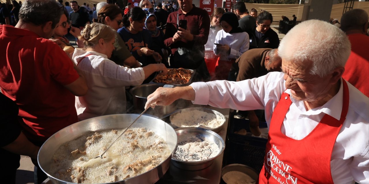 Edirne'deki festivalde meşhur tava ciğerini tatmak isteyenler kuyruk oluşturdu