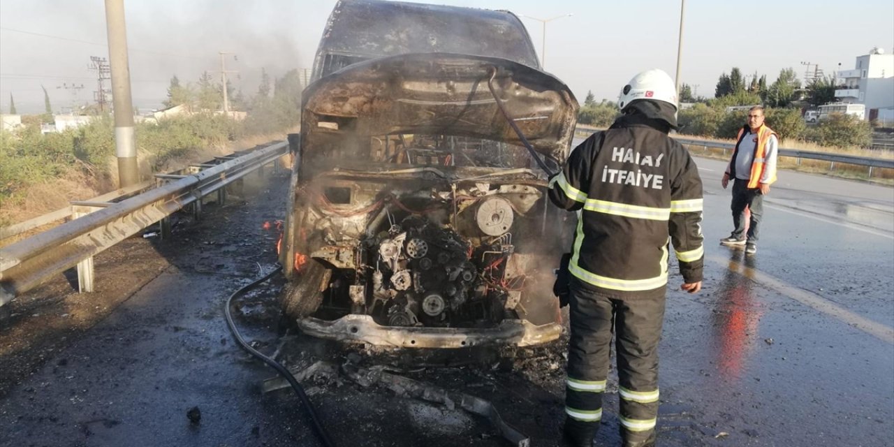 Hatay'da seyir halindeki minibüste çıkan yangın söndürüldü