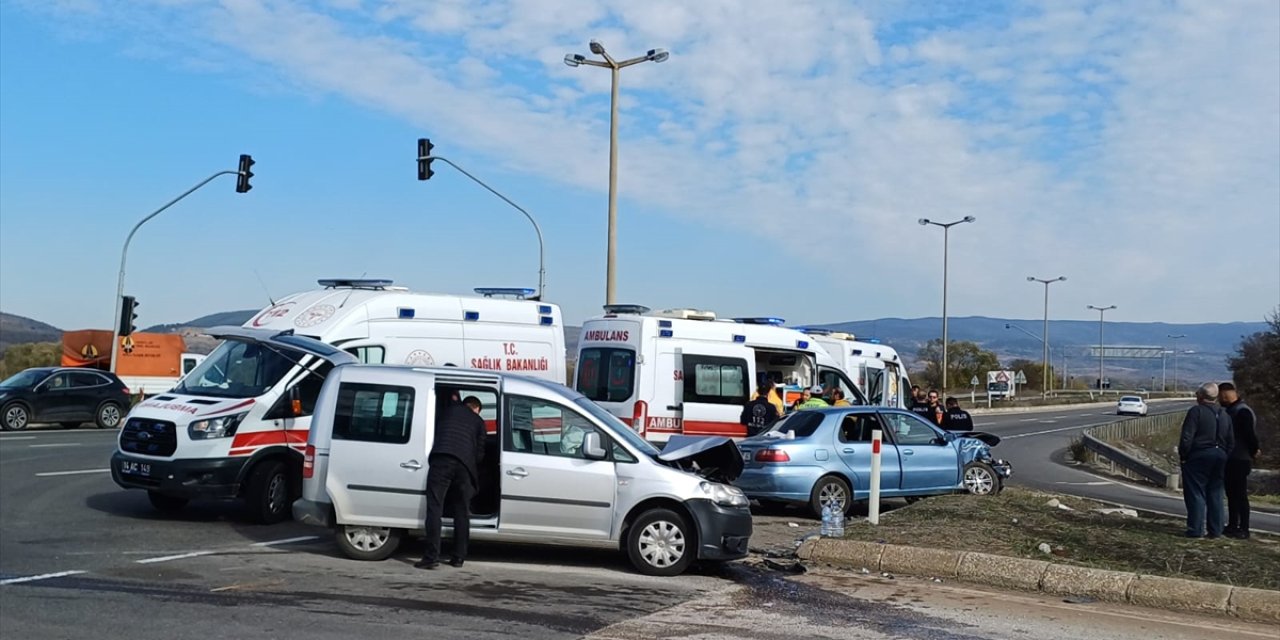 Bolu'da otomobil ile hafif ticari aracın çarpıştığı kazada 8 kişi yaralandı