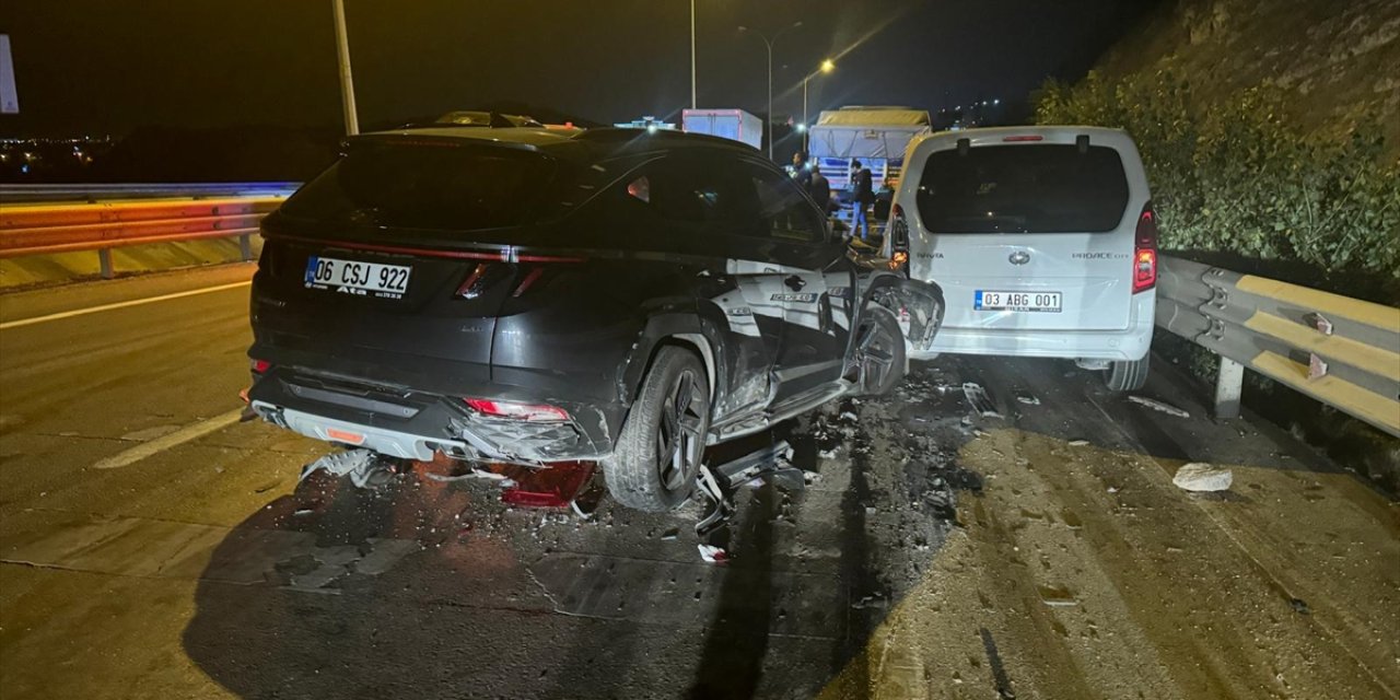 Afyonkarahisar'da zincirleme trafik kazasında 18 kişi yaralandı