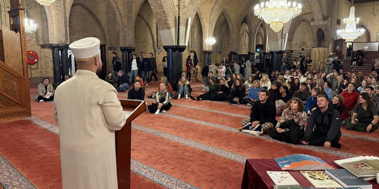 Hollanda'daki Fatih Camisi "Müzeler Gecesi"nde binlerce ziyaretçiyi ağırladı