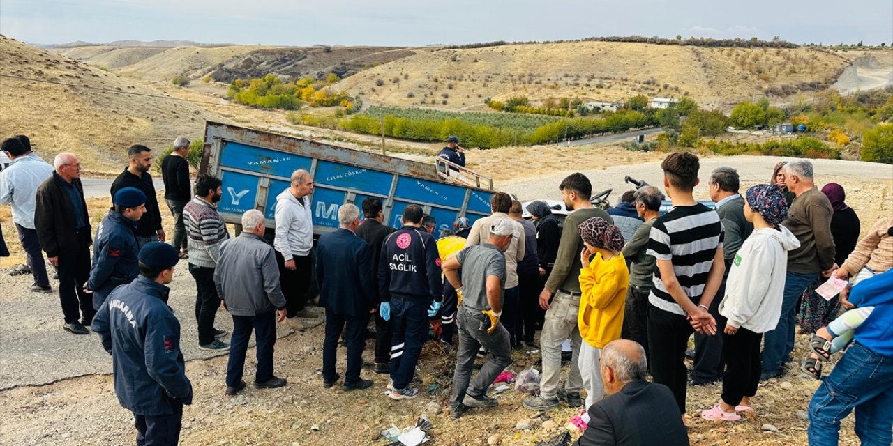 Adıyaman'da devrilen traktördeki 6 kişi yaralandı