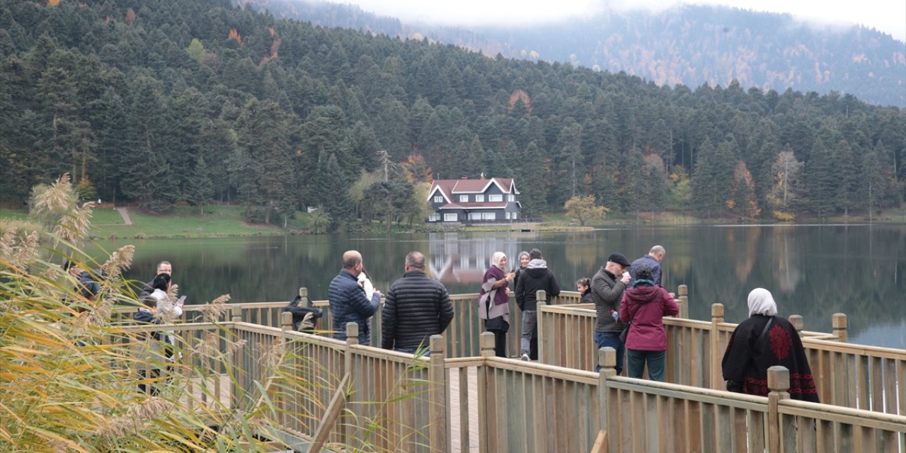 Bolu Gölcük Tabiat Parkı, sonbaharda da misafirlerini ağırlıyor