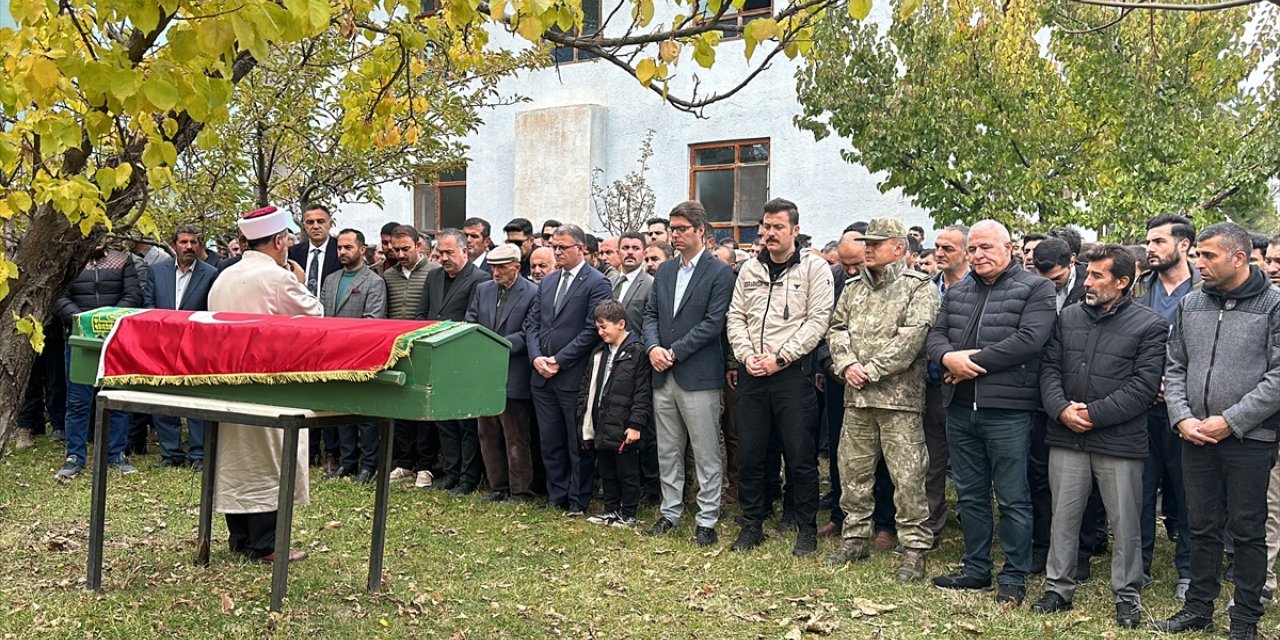 Van'daki silahlı saldırıda hayatını kaybeden sağlık çalışanı son yolculuğuna uğurlandı