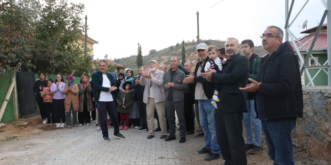 Kahramanmaraş'ta mahalle sakinlerinden baz istasyonuna "alkışlı" tepki