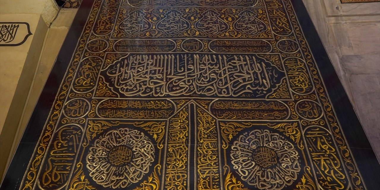 Kabe'nin kapı örtüsü Edirne Eski Cami'de sergileniyor