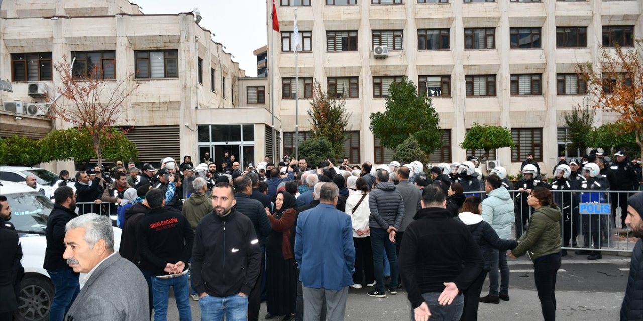 Görevlendirme yapılan Batman Belediyesi önünde polise mukavemette bulunan 9 kişi gözaltına alındı