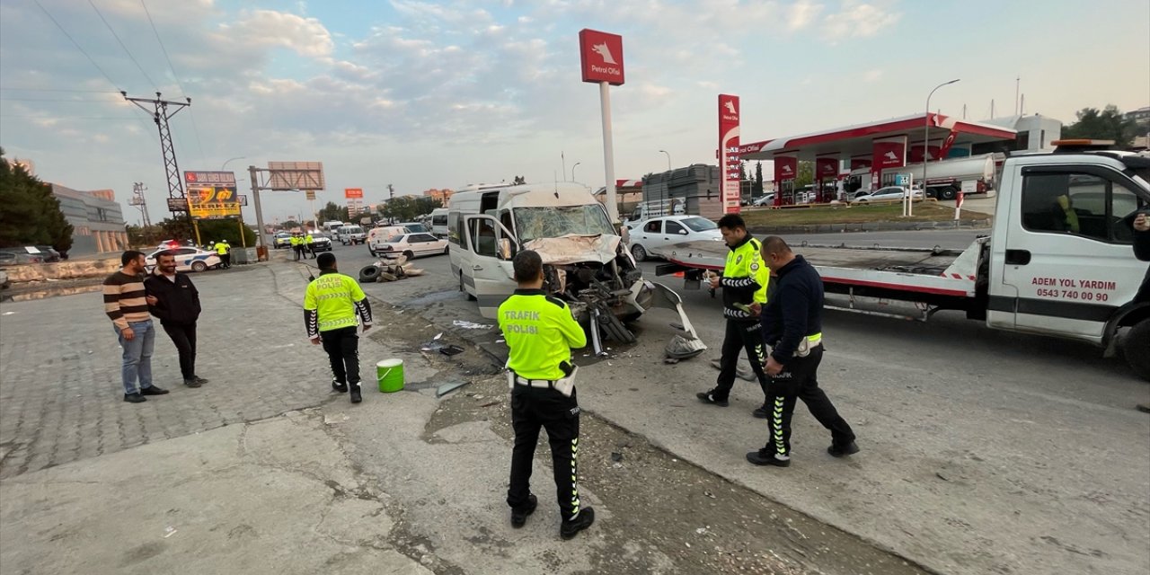 Şanlıurfa'da tırla minibüsün çarpıştığı kazada 12 kişi yaralandı