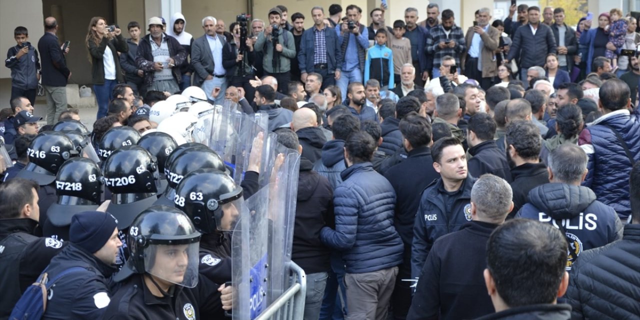 Görevlendirme yapılan Halfeti Belediyesi önündeki taşlı saldırıda 2 polis yaralandı