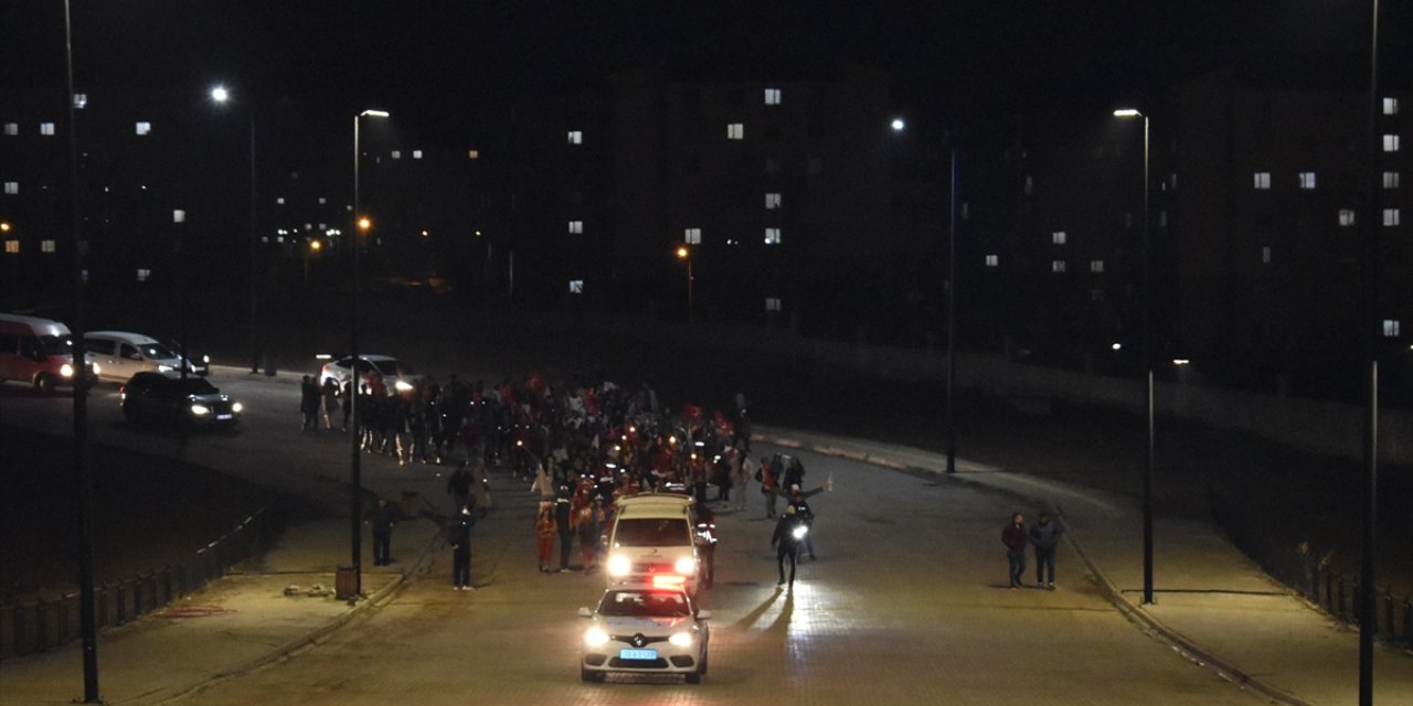 Bitlis'te Kızılay Haftası dolayısıyla meşaleli yürüyüş yapıldı