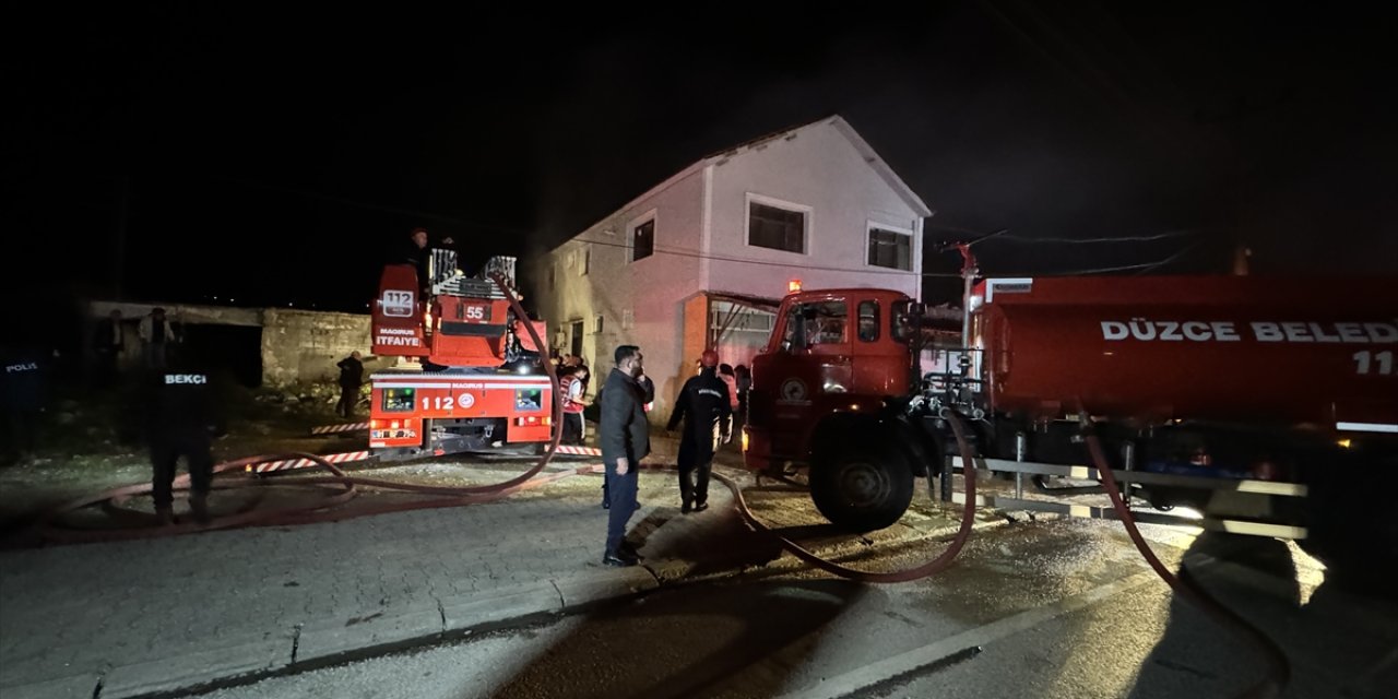 Düzce'de çıkan yangında iki ev ve odunlukta hasar oluştu