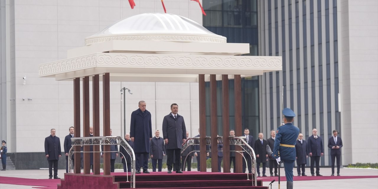 Cumhurbaşkanı Erdoğan, Bişkek'te resmi törenle karşılandı