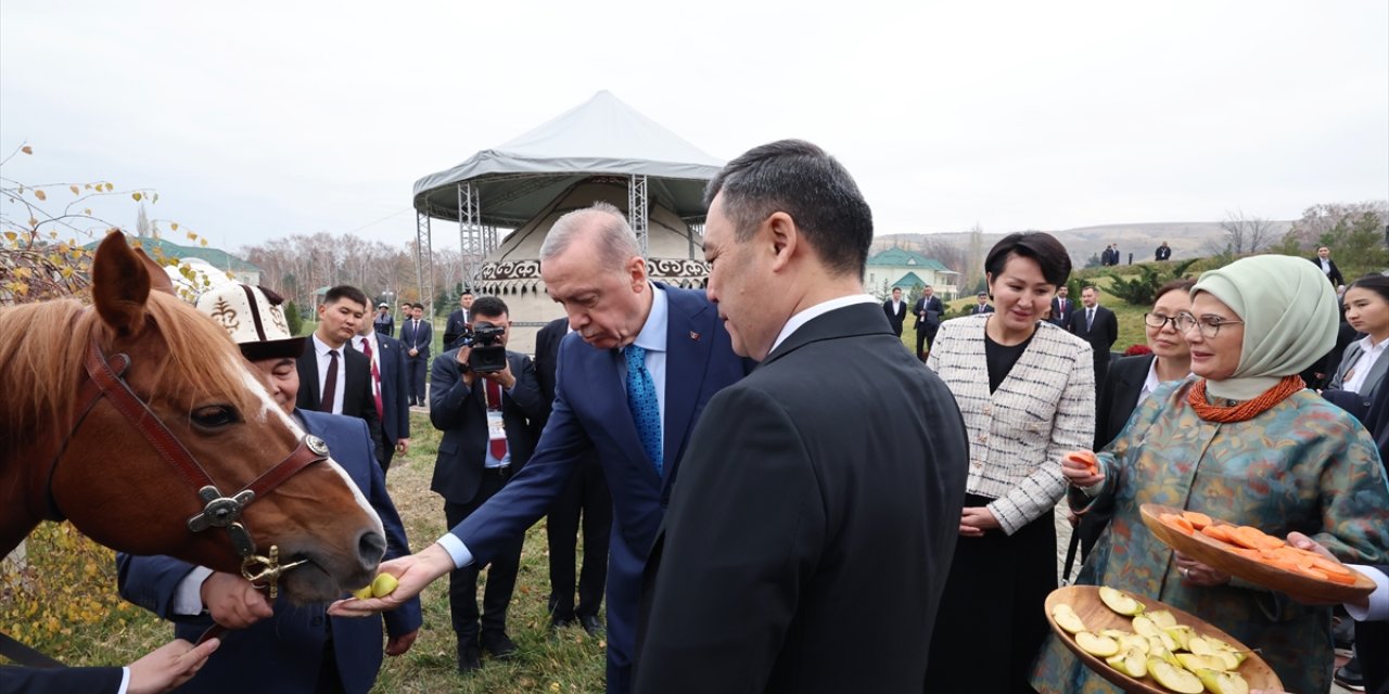 Cumhurbaşkanı Erdoğan, Kırgızistan Cumhurbaşkanı Caparov'a Togg hediye etti