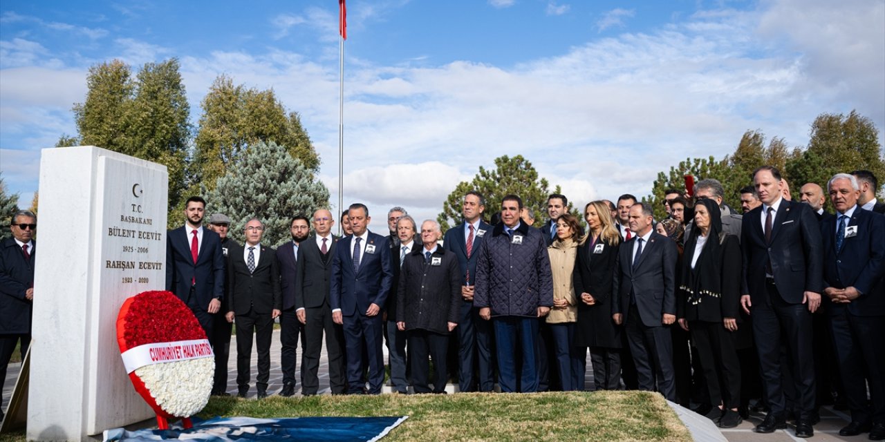 CHP Genel Başkanı Özel, Bülent Ecevit'in kabrini ziyaret etti: