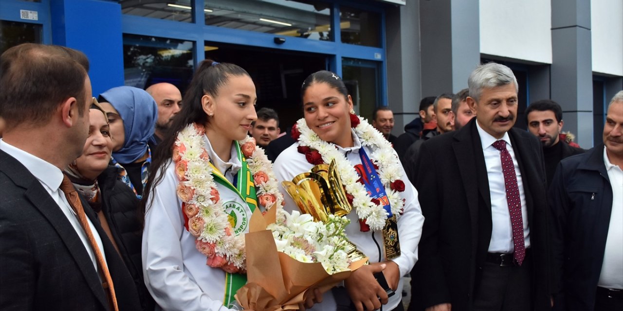 Dünya Gençler Boks Şampiyonası'ndan madalyayla dönen Havvanur ve Dilara, coşkuyla karşılandı