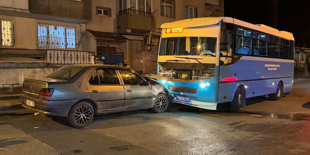 Erzurum'da belediye otobüsüne çarpan otomobilin sürücüsü yaralandı