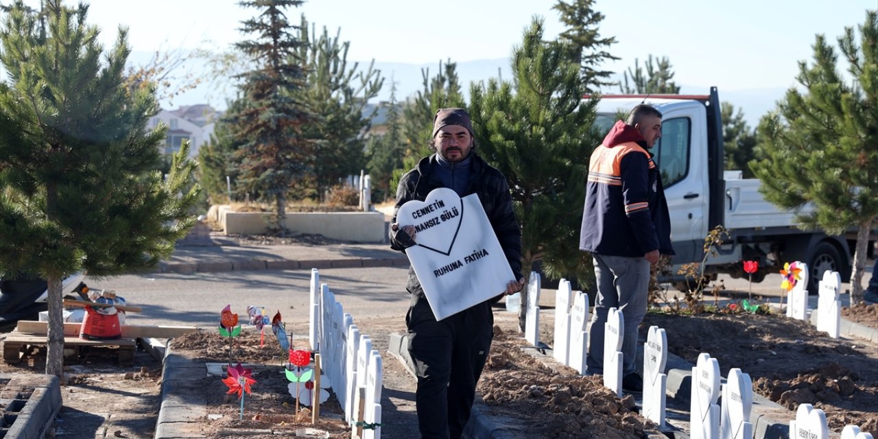 Sivas'ta arazide cesedi bulunan bebeğin mezar taşına "Cennetin günahsız gülü" yazıldı