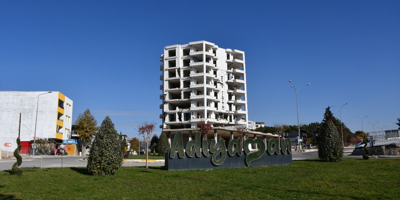 Adıyaman'da orta hasarlı binaların yıkımına başlanıyor