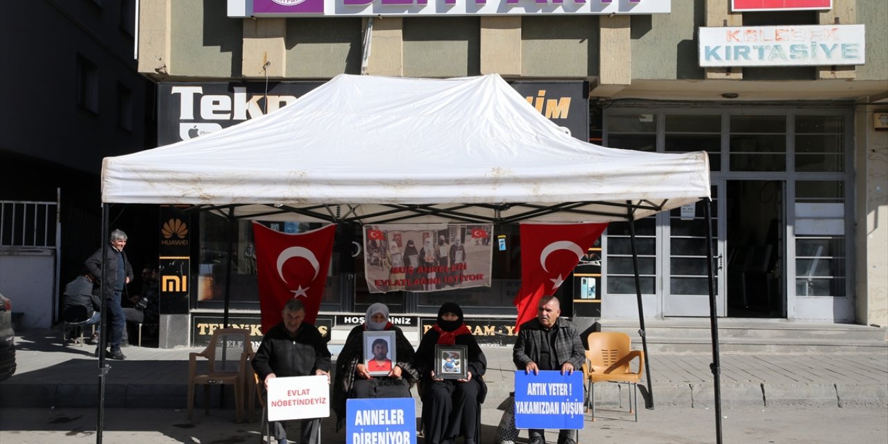 Muşlu aileler DEM Parti binası önündeki "evlat nöbeti"ni sürdürdü