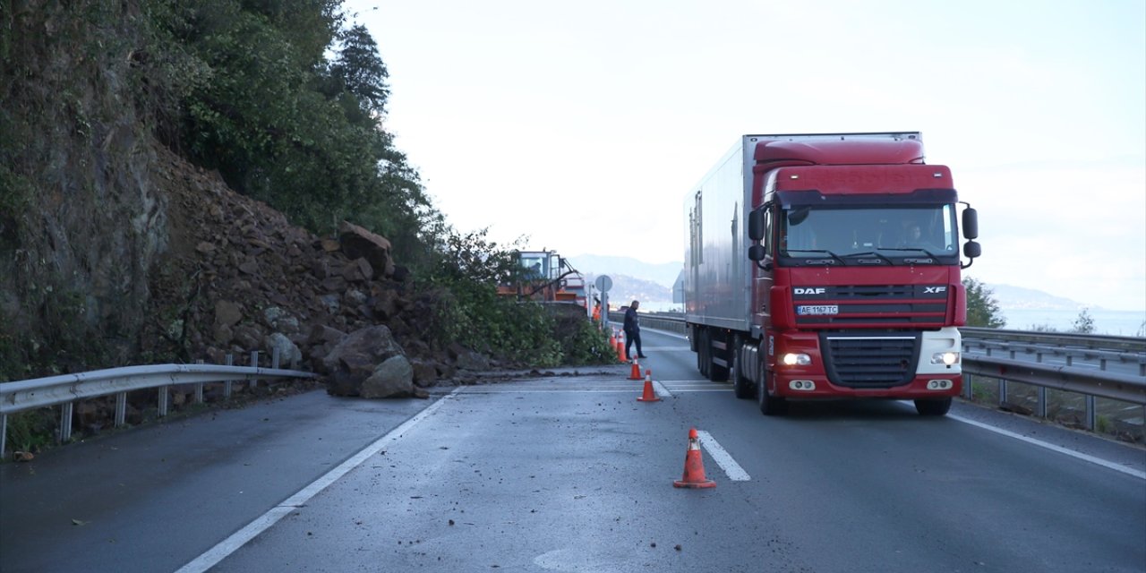 Karadeniz Sahil Yolu'nda heyelan sonrası çalışmalar sürüyor