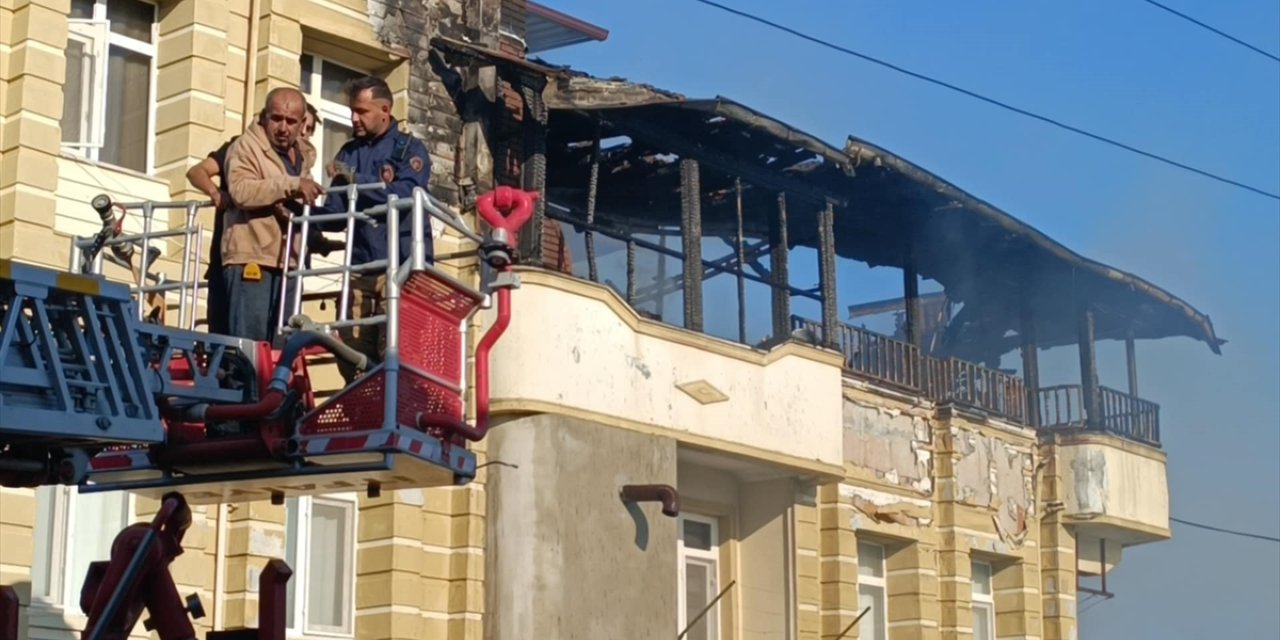 Hatay'da 3 katlı binada çıkan yangında mahsur kalan 3 kişi kurtarıldı