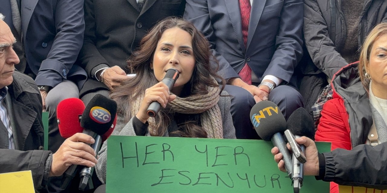 CHP heyeti Esenyurt Belediyesi önünde açıklama yaptı