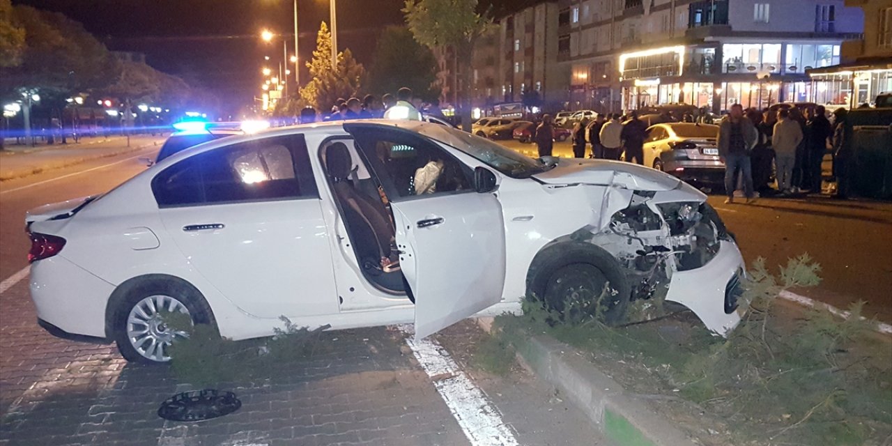 Bingöl'de iki otomobilin çarpıştığı kazada 2 kişi yaralandı