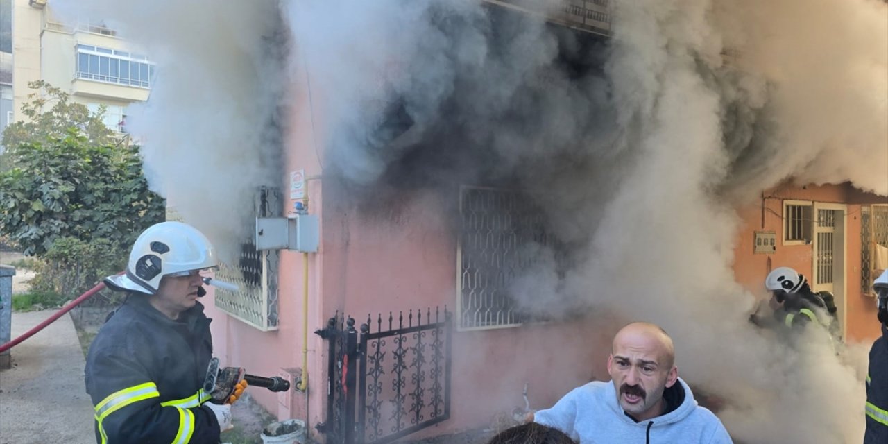 Tokat'ta bir evde çıkan yangında 3 kişi dumandan etkilendi