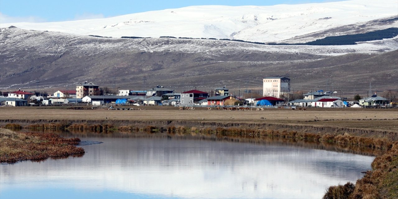 Ardahan'da dağların zirvesi beyaza büründü