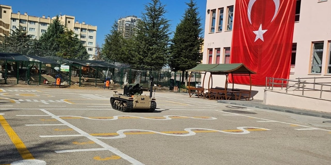 Türk savunma sanayisi ürünleri BAHA ve BARKAN ile okul ziyareti