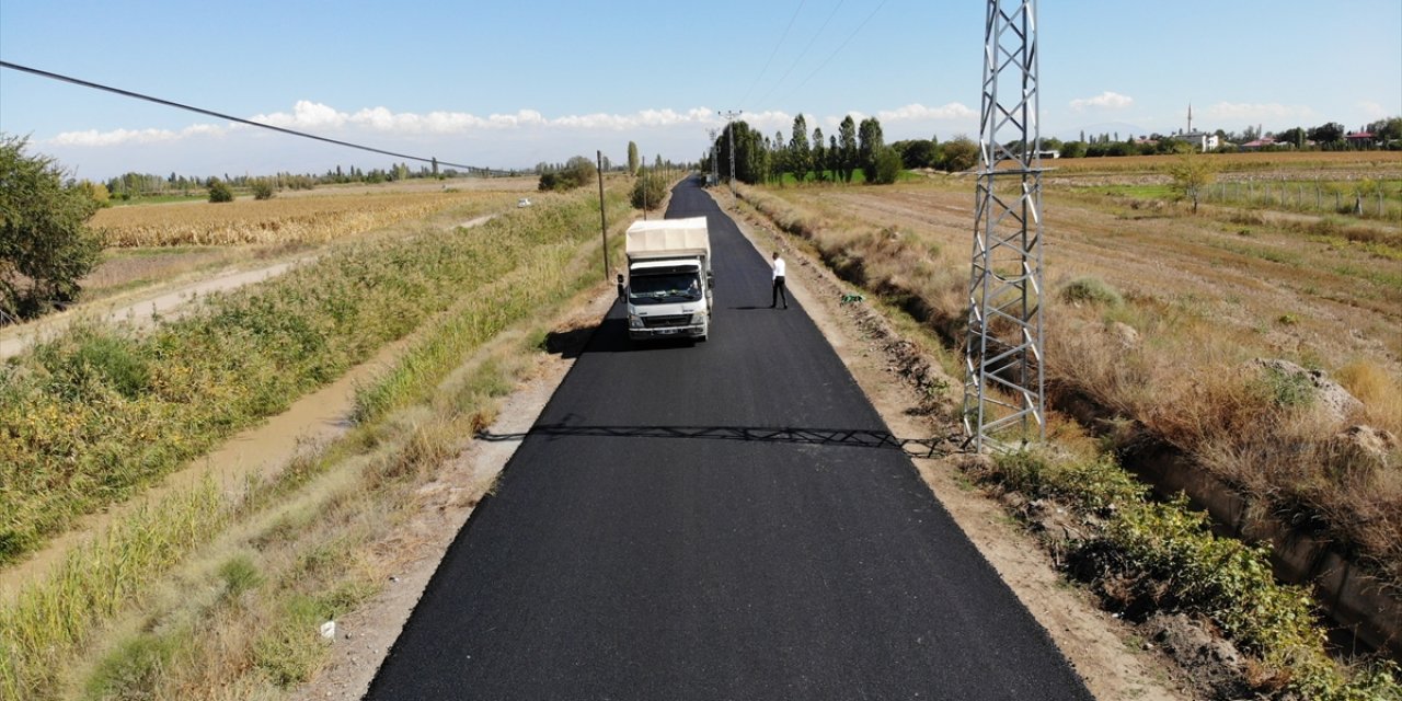 Iğdır'ın dağ köylerinin yolları, İl Özel İdaresi tesislerinde üretilen asfaltla kaplanıyor