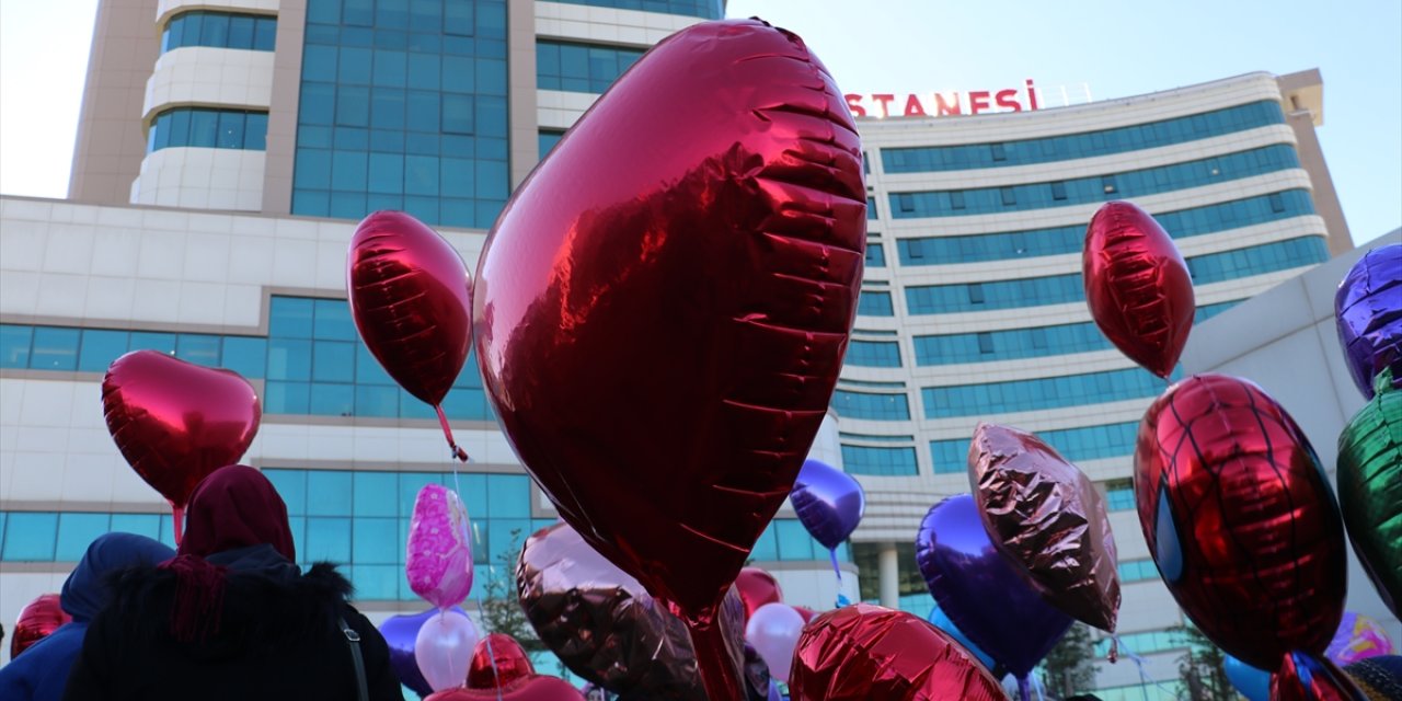 Erzurum'da anaokulu öğrencileri, lösemili akranları için gökyüzüne balon bıraktı