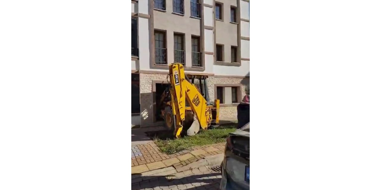 Bartın'da freni arızalanan iş makinesinin girdiği evde 1 kişi yaralandı