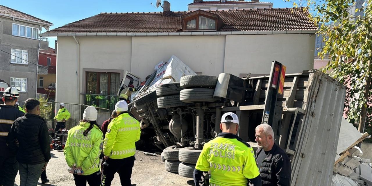 Kartal'da eve çarpıp devrilen kamyonun sürücüsü yaralandı