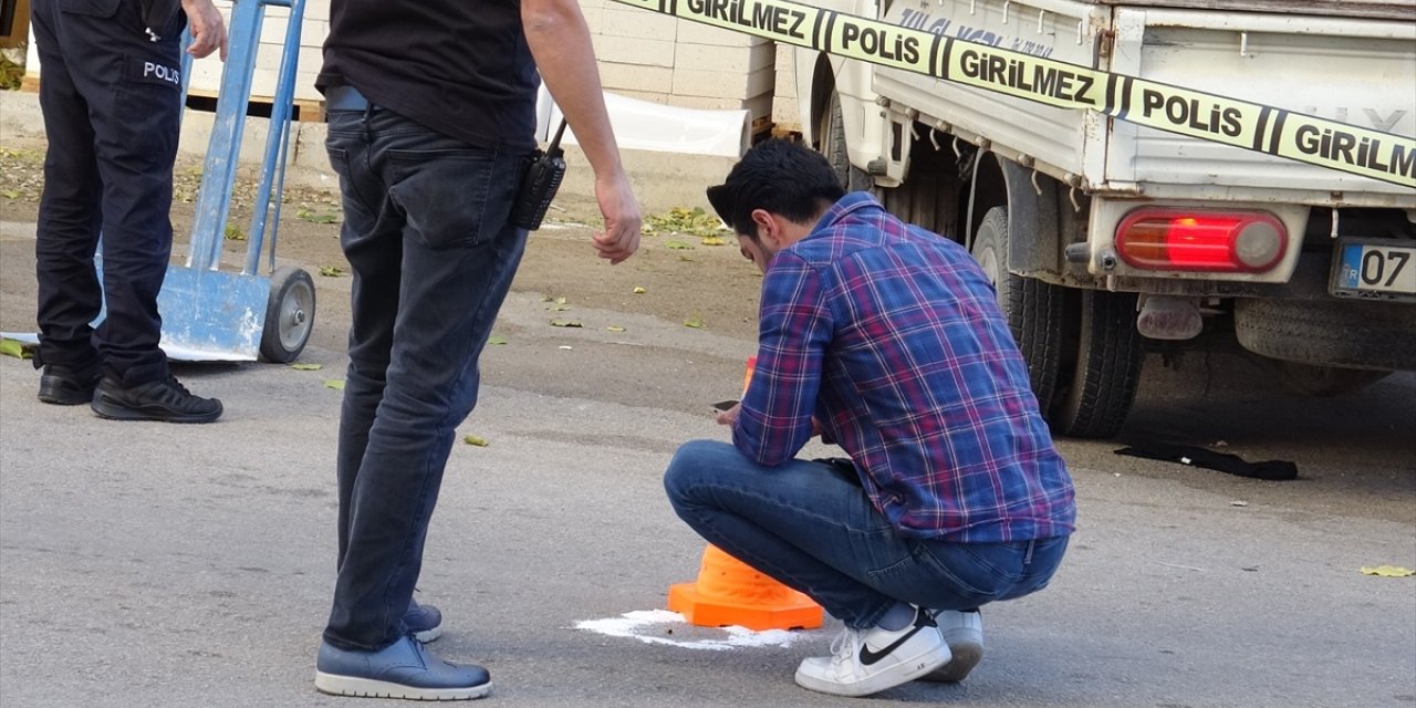 Kavgayı ayıran kişi vurularak, olay yerine giden polisler ise kazada yaralandı