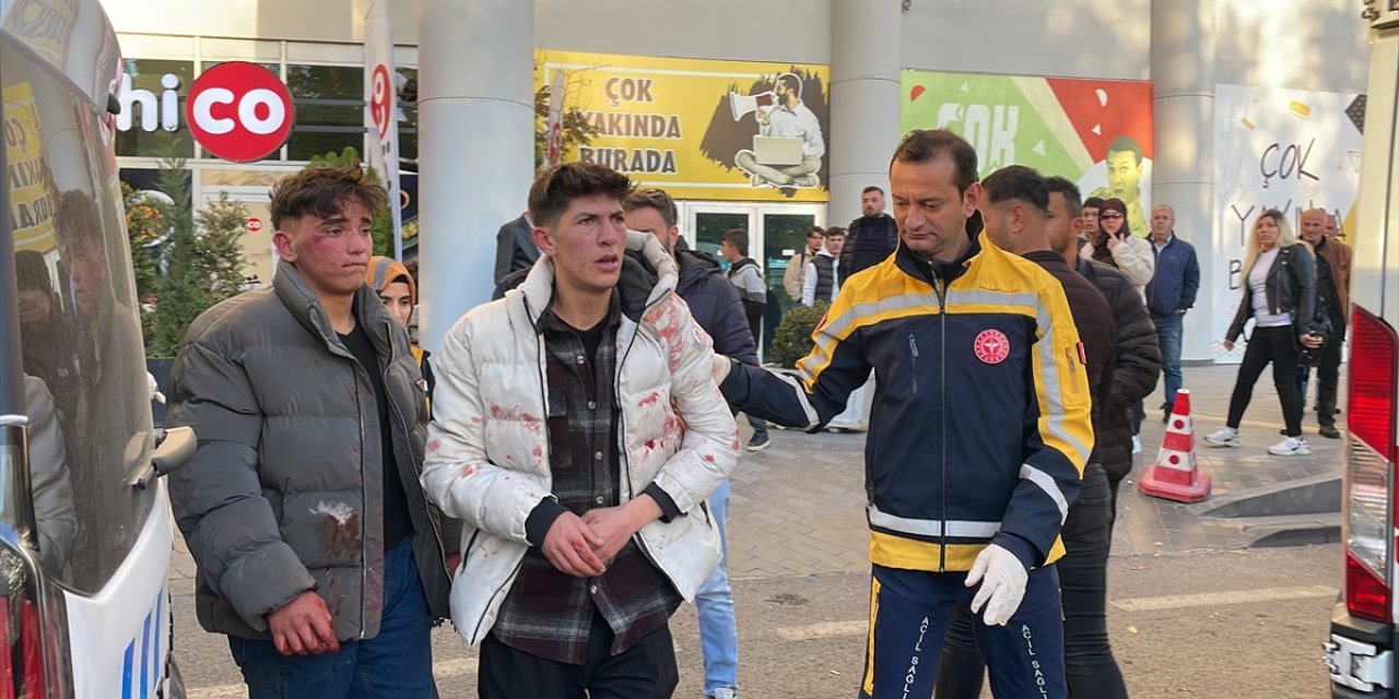 Kavga etmek için peşine düştükleri kişiden dayak yiyen 2 genç, başka birini bıçakladı