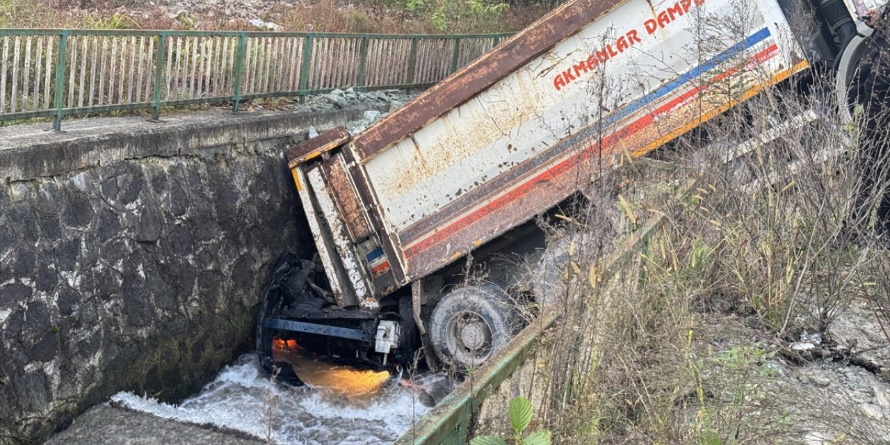 Rize'de kontrolden çıkarak kayan kamyon dereye devrildi