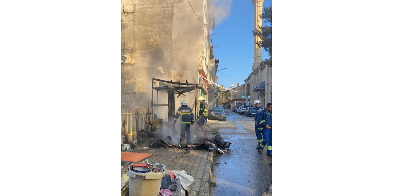 Tokat'ta piknik tüpü patlayan taksi durağı yandı