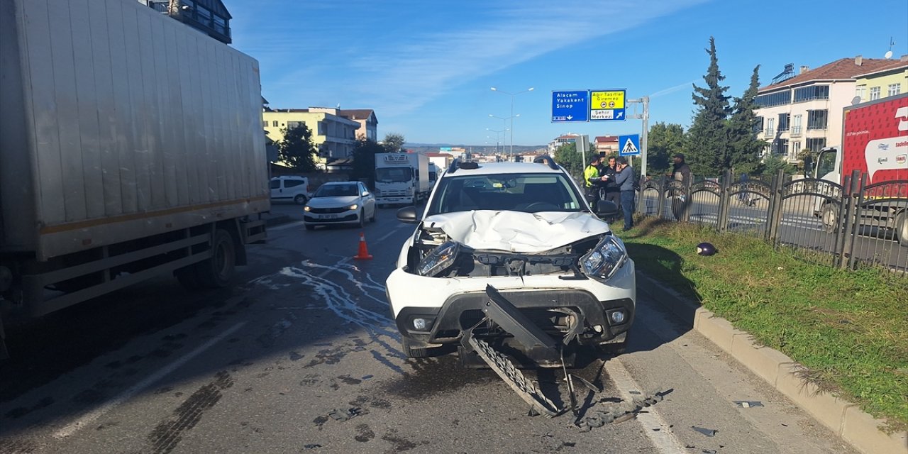 Samsun'da bir araçla çarpışan motosikletteki 2 kişi yaralandı