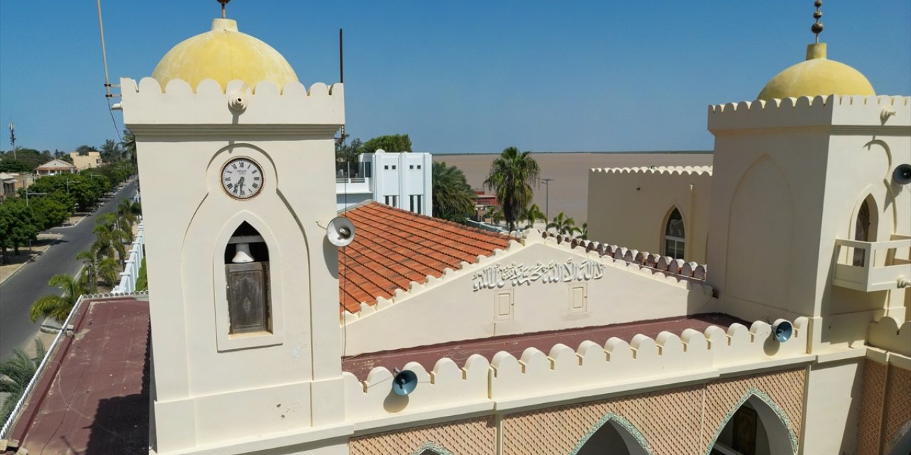 Senegal'de minaresinde çan bulunan Büyük Saint-Louis Camisi