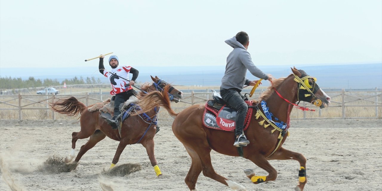 Kars'ta cirit sporcuları atlarını kış sezonuna hazırlıyor