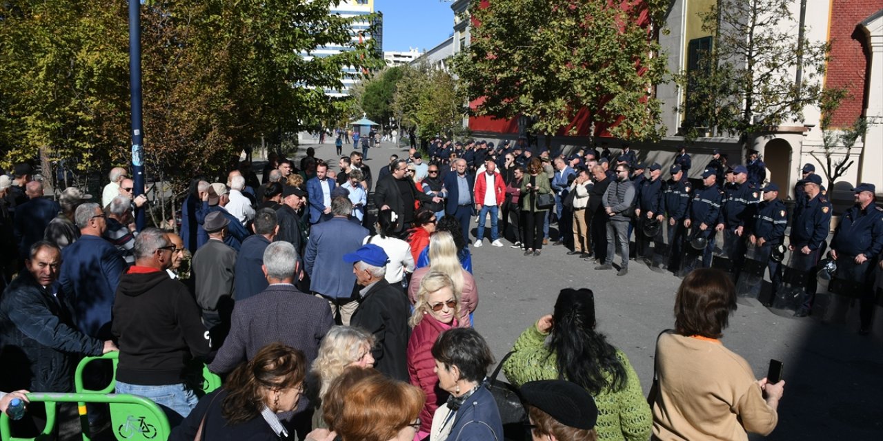 Arnavutluk'ta Tiran Belediye Başkanı Veliaj'ın istifasının istendiği protestolar sürüyor