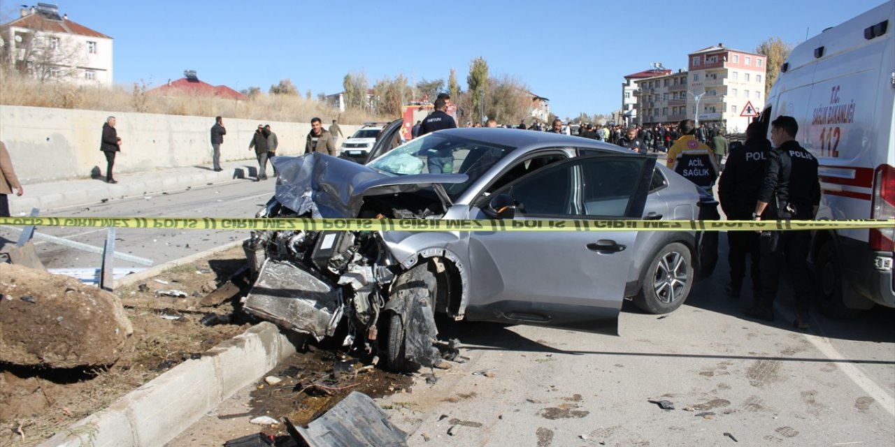 Muş'ta iki otomobilin çarpışması sonucu 1 kişi öldü, 1 kişi yaralandı