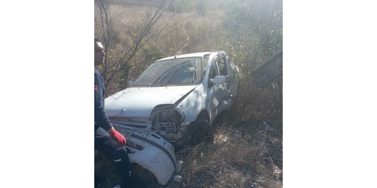 Adana'da bariyerlere çarpıp devrilen otomobilin sürücüsü öldü