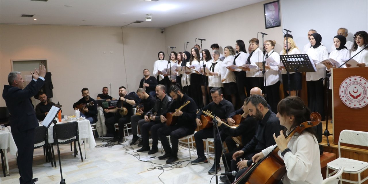 Samsun'da farklı meslek gruplarını bir araya getiren koro ilk konserini verdi